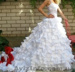 Продам шикарное, новое свадебное платье со шлейфом ручной работы - <ro>Изображение</ro><ru>Изображение</ru> #1, <ru>Объявление</ru> #75468